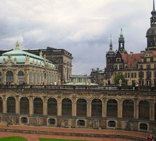 Zwinger mit Blick auf das Schloss