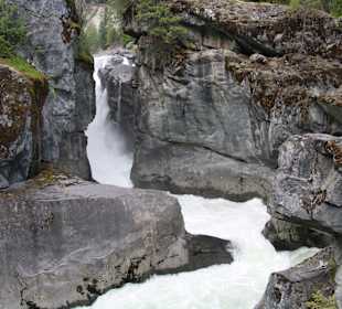 ...und in enge Kanäle gedrückt