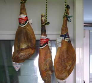 In der Markthalle gibt es auch Serrano Schinken