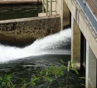Wasserauslass der Staumauer-Turbine