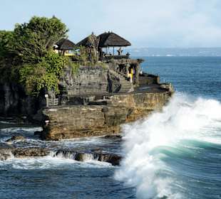 Tanah Lot mit Wellenspiel