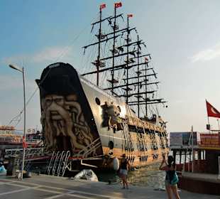 Das größere v. 2 Partyschiffen im Hafen Marmaris