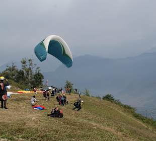 Gleitschirmfliegen am Sarangkot