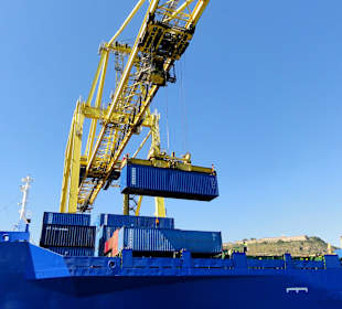 Containerverladung im Hafen von Barcelona