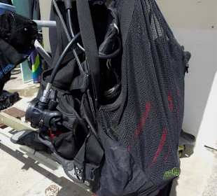 Tauch-Jackets in der Sonne am Hafen