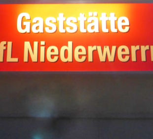 Zum Abendessen im Sportheim Niederwerrn (serbisch)