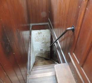 Anklagebank, direkte Verbindung zu den Zellen