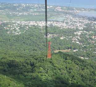 Seilbahnausblick auf die Bucht von Puerto Plata