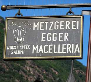 Das Firmenschild über dem Laden