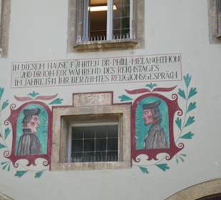 Im Innenhof Hinweis auf Religionsgespräche