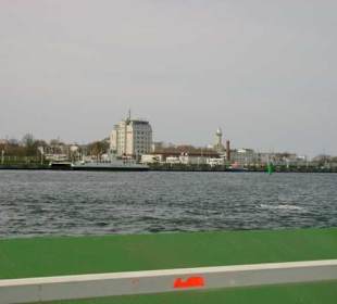 Von der Fähre Blick auf Warnemünde