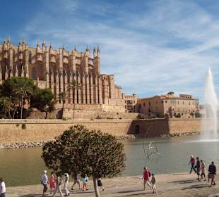 Kathedrale mit Fluss und kleinem "Wasserspiel"
