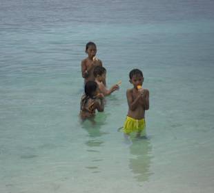 Kinder an der White Beach