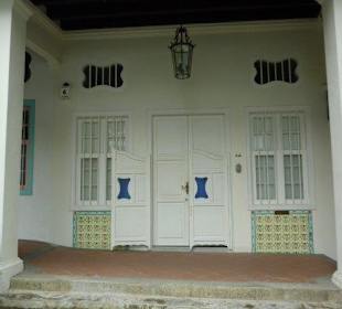 Ein Eingangsbereich von einem Peranakanhaus