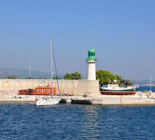 Kleiner Leuchtturm an der Hafeneinfahrt