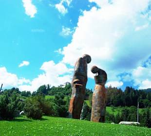 Um die Plastik herum