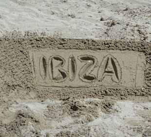 Ibiza verewigt im Sand an der Platja d'en Bossa