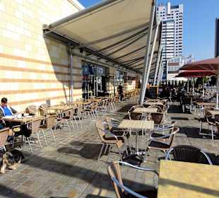 Eingang und Café-Plätze des Mediterraneo