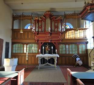 Orgel und Altarbereich der Pogumer Kirche