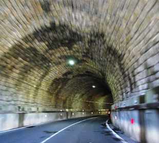 Schleifspuren oben an der Decke