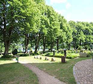 Friedhof mit Plöner See