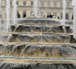 Wasserspiel - im Hintergrund oberes Schloss
