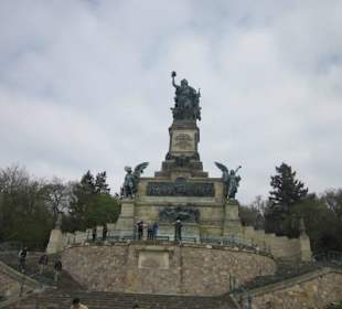 Am Denkmal am Niederwald