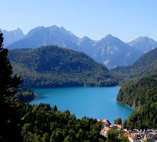 Der tiefblaue See umgeben von Bergen