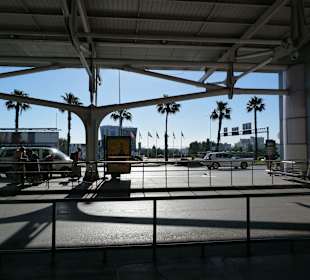 Vorplatz/Bussteig von Terminal 1