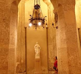 Alte Mauern und modernere Skulpturen