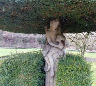 Steinskulptur unter der Eibe