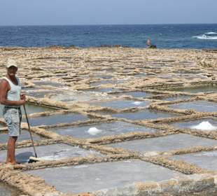 Arbeiter bei den Salzpfannen