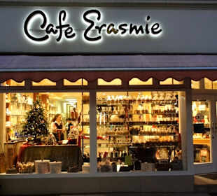 Schaufenster von Café Erasmie im Advent