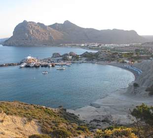 Vorne der Hafen, hinten Kolymbia Bay