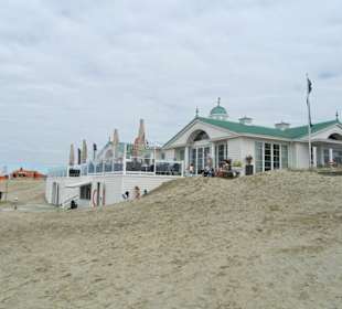 Blick vom Strand zum Beachclub