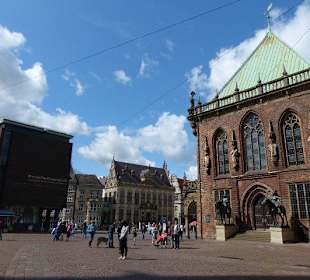 Schöner Markplatz am Rathaus