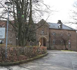 Einfahrt zum Kloster und Schloss