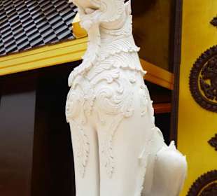 Große Skulpturen an jeder Ecke