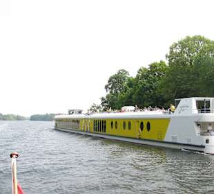 Großes Ausflugsboot