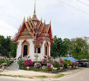 Tempelanlage in Karon mit Markt am Wochenende