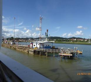 Durchfahren des alten Panama Kanal