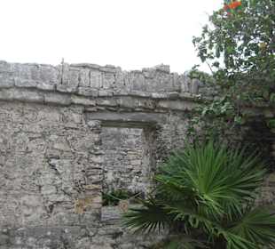 Tür eines Hauses mit Holzbalken