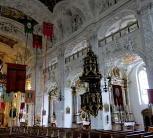 Blick auf die Seitenschiffe und die Kanzel