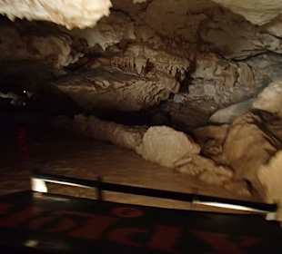 Amphibienfahrzeug in Höle