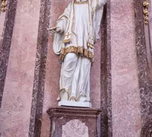 Direkt vor dem Altar