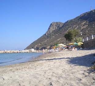 Strand bei Kamari in Kefalos