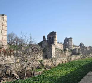 Полуразрушенная стена крепости