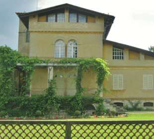 Gebäude rechts vom Eingang