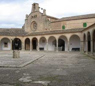 Innenhof des Santuari de Monti Sion