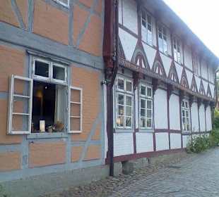 Küche mit offenem Fenster